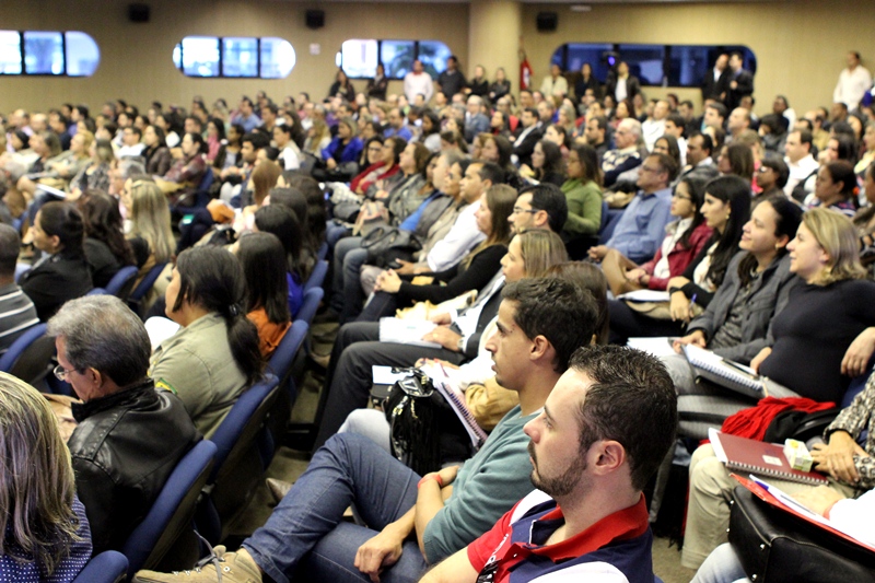 Alunos e ex-alunos (formandos) assistem à aula magna do presidente do TCEMG, Sebastião Helvecio (Foto: Karina Camargos Coutinho)